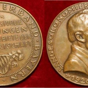 Medium 'K. Goetz Medaille

Bronzemedaille 1920 Der Landesökonomierat Dr. Franz Josef Herz
Für verdienstvolle Leistungen auf dem Gebiet der Milchwirtschaft 
Milchw. Landesverband Bayern.

Durchmesser 40,53 mm
Gewicht 35,5 g' im Album 'Medaillen'